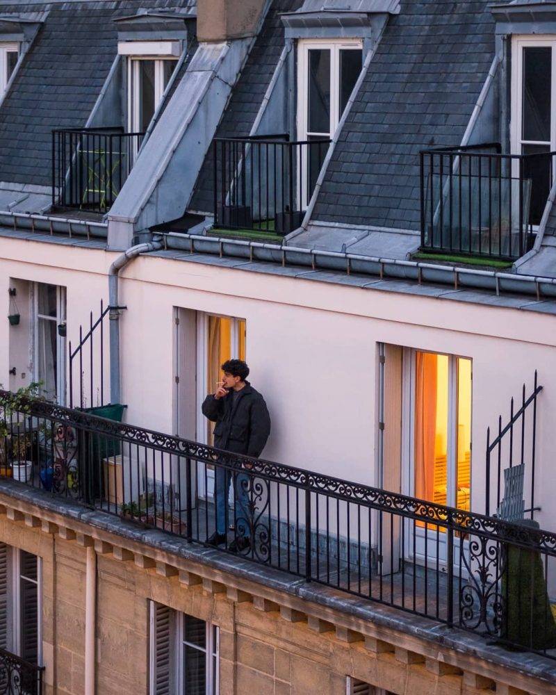 法國人比較幸運一點，幾位老友一起揍錢在市中心租一個 100多尺的舊式單位。（圖片來源：IG @toits_de_paris）