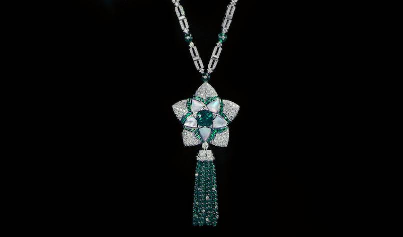 Jannah 系列第一件完成的作品，頸鏈的中央是一顆重 13.38 克拉的枕形切割哥倫比亞祖母綠，帶出寶石蘊藏的美麗和光澤。