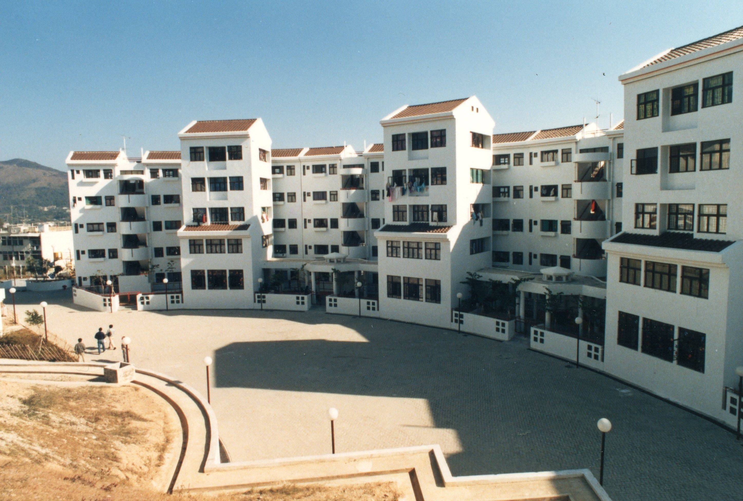 1980年代新落成的對面海村，格局與設計跟市區屋村迥異。（香港房協）