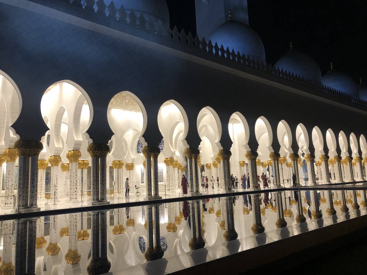阿布扎比大清真寺能一次性容納多達四萬穆斯林做禮拜