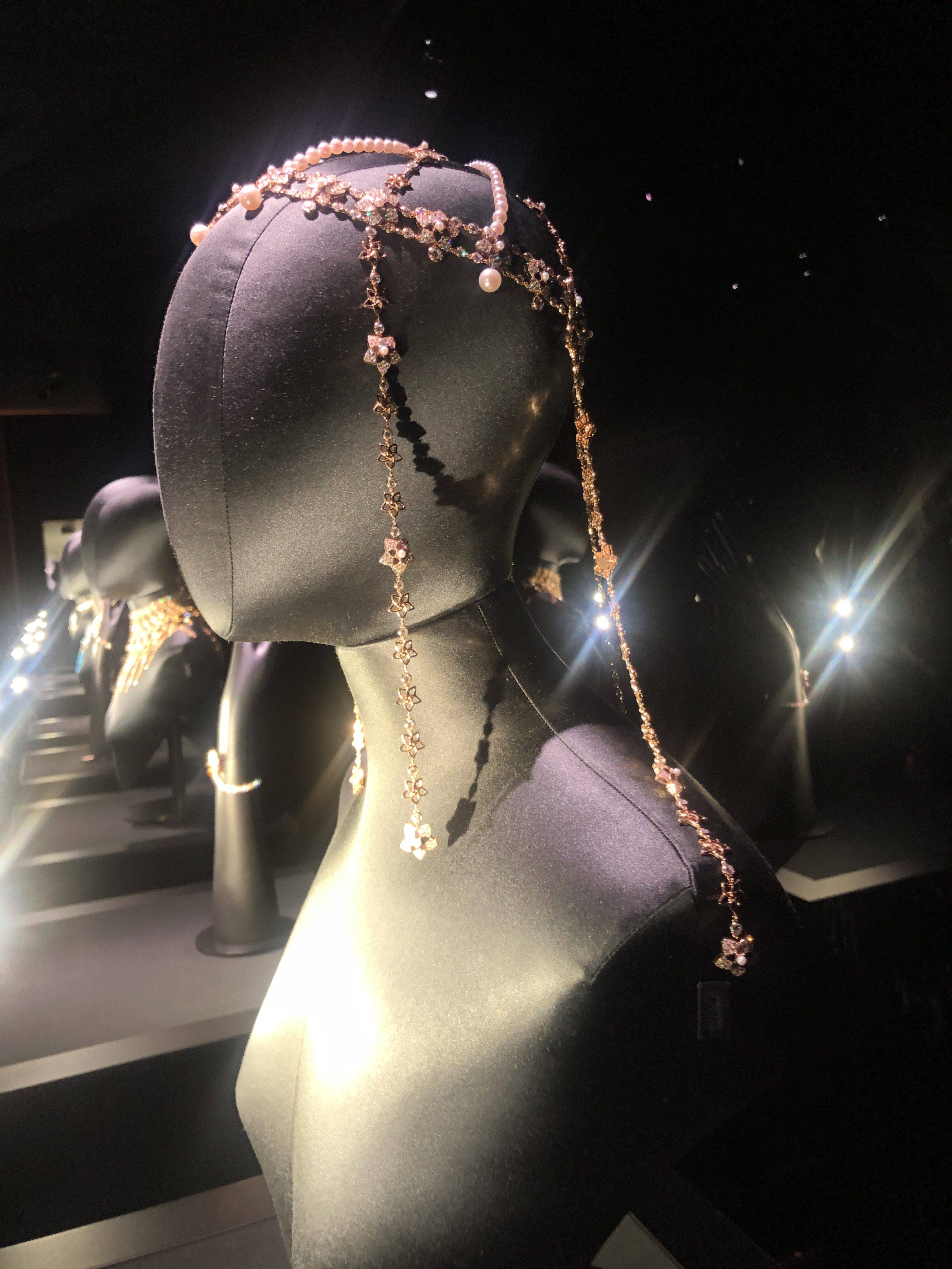 高級珠寶玫瑰金頭冠，鑲有珍珠母貝元素， 129 顆「Akoya」白色養殖珍珠，204 顆圓形明亮式切割鑽石及鋪鑲鑽石