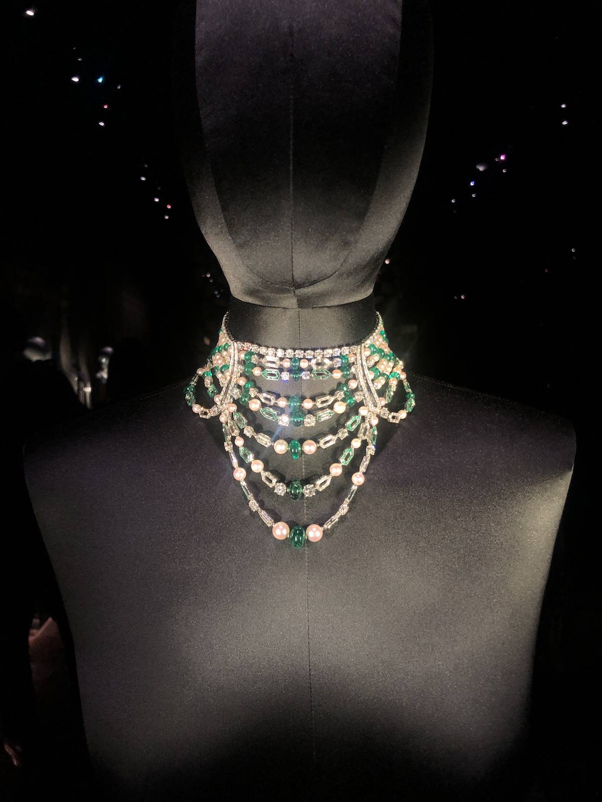 高級珠寶白金頸鏈，鑲有 492 顆圓頂形切割祖母綠寶石， 14 顆水滴形祖母綠，長方形鑽石，圓形鑽石和「Akoya」養珠