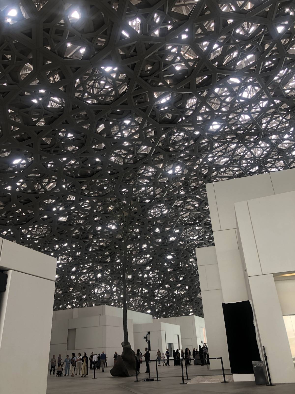 羅浮宮館內的巨型幾何天頂會隨時間反應不同的光影變化