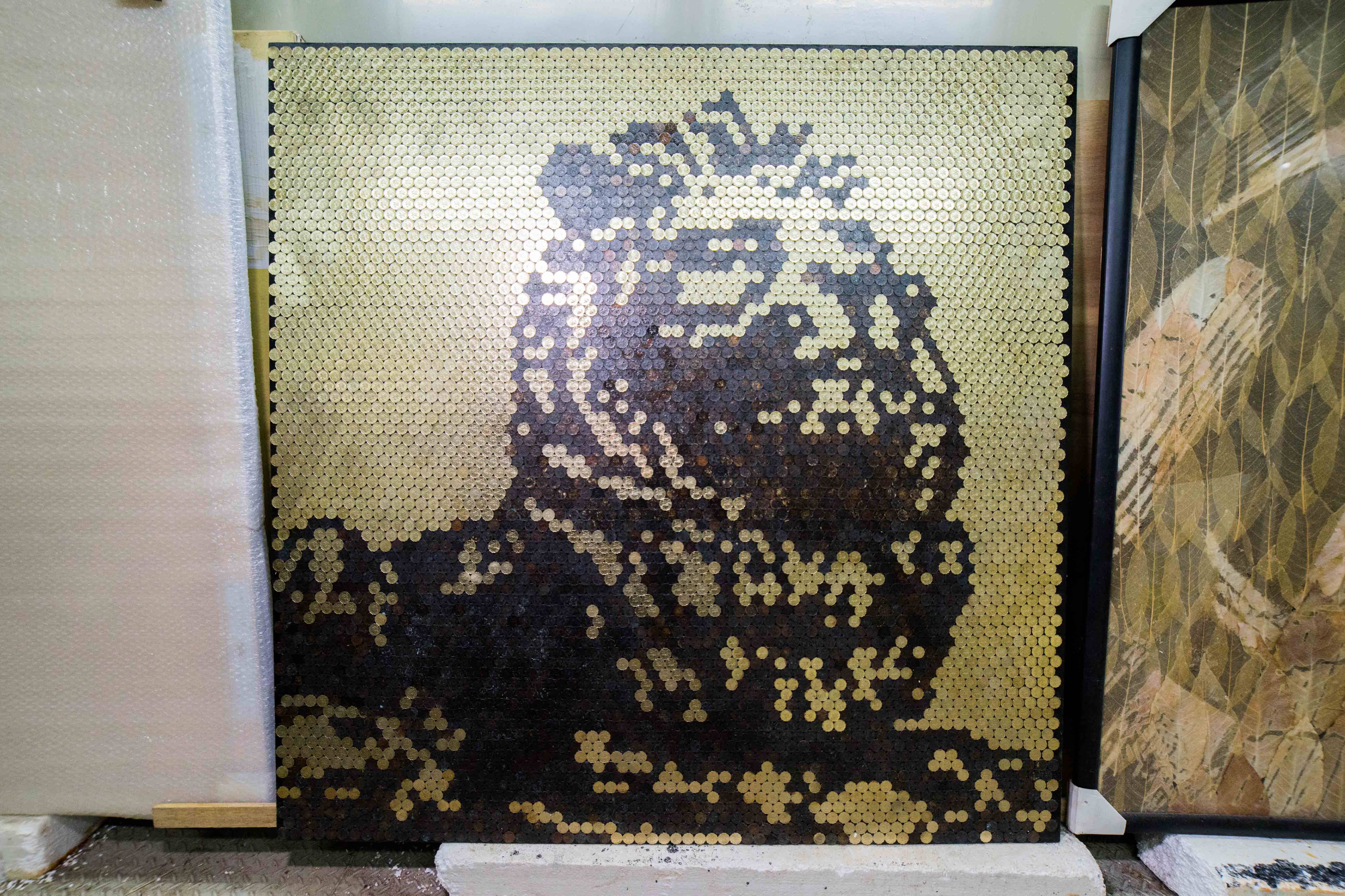 《匯豐銀行門口——銅獅》，當初只簡單利用生鏽與新簇簇的銅幣拼砌圖像，與《電話亭》的創作手法形成強烈對比。