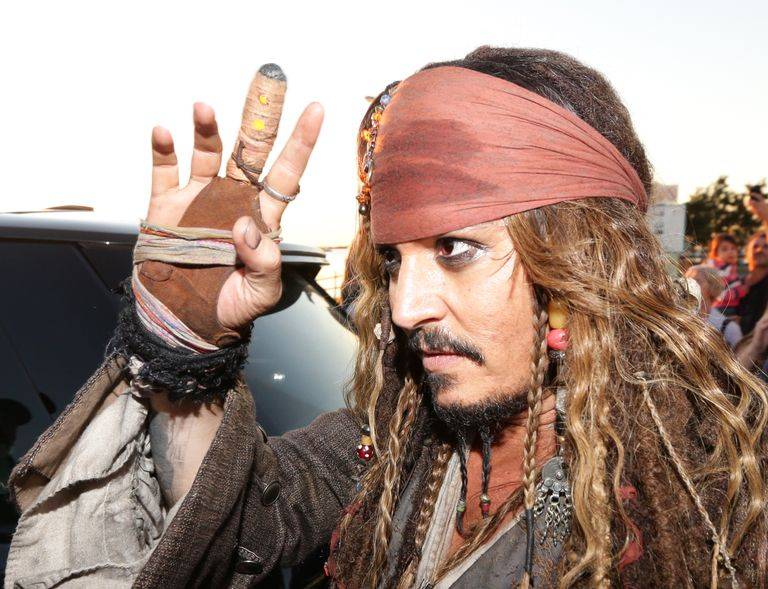 Johnny Depp 受傷時正值《加勒比海盜5》的拍攝期。