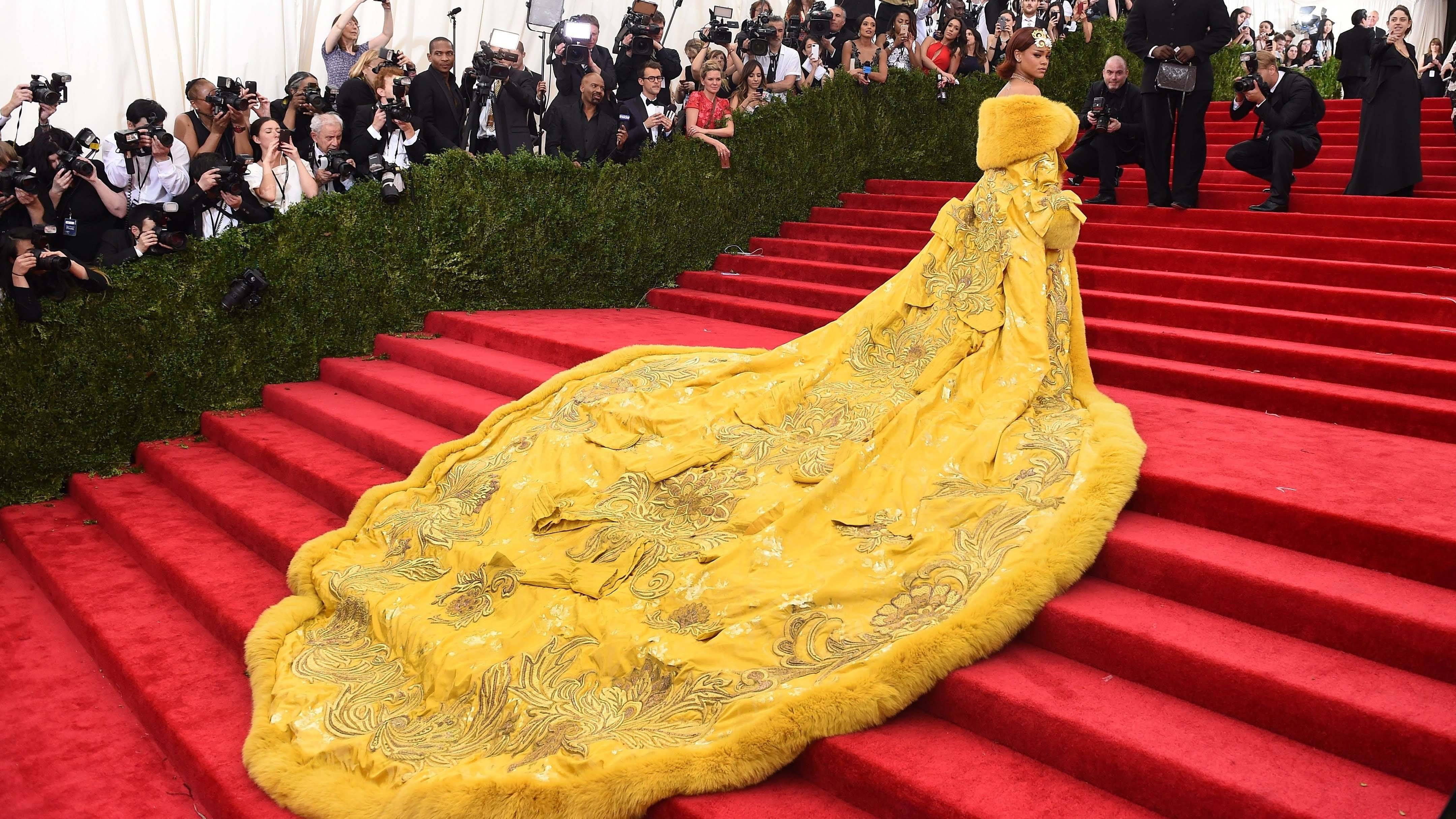 Rihanna在2015年的Met Gala中，穿上這件黃色中國風裙，不但被人瘋狂改圖嘲笑，還因此拍下了一套紀錄片。