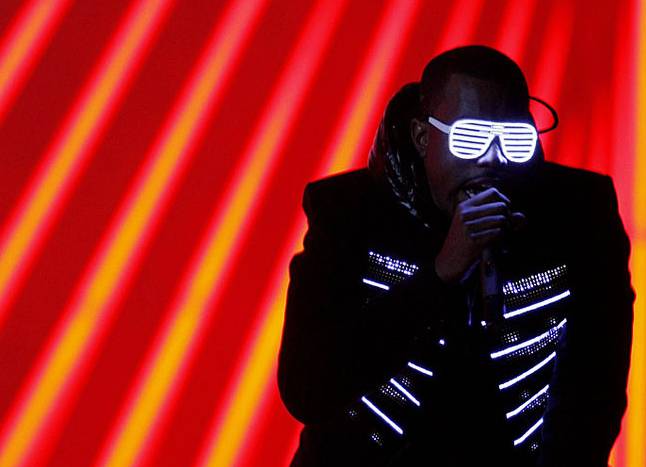 Kanye West穿上由Matthew Williams設計的外套與Daft Punk表演