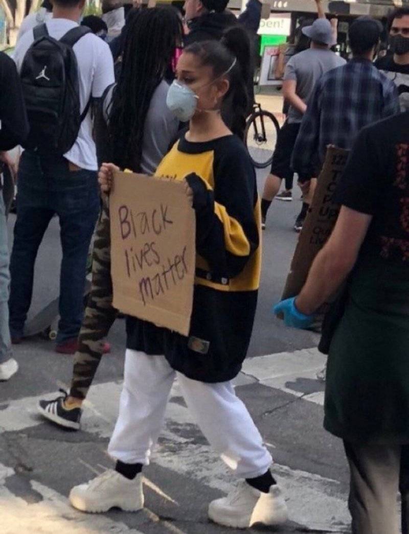 Ariana Grande手拿Black lives matter紙牌，參與抗爭活動。