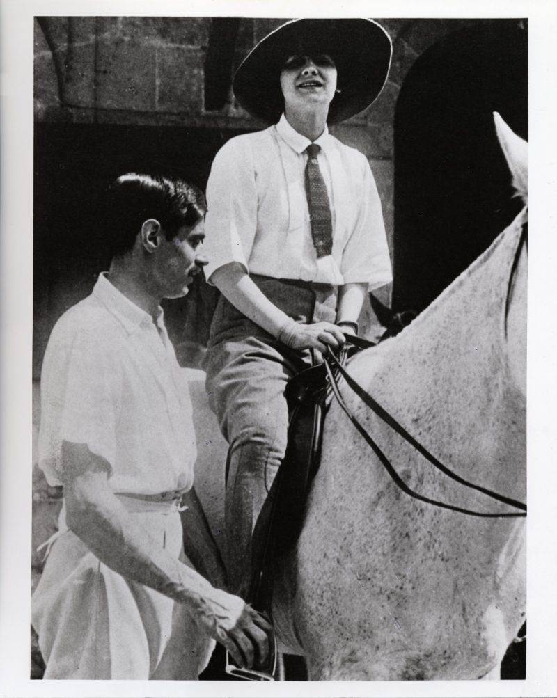 Coco Chanel 從馬術獲取靈感，將騎師夾和馬鞍上的菱格紋圖案，幻化成 2.55手袋的圖案。