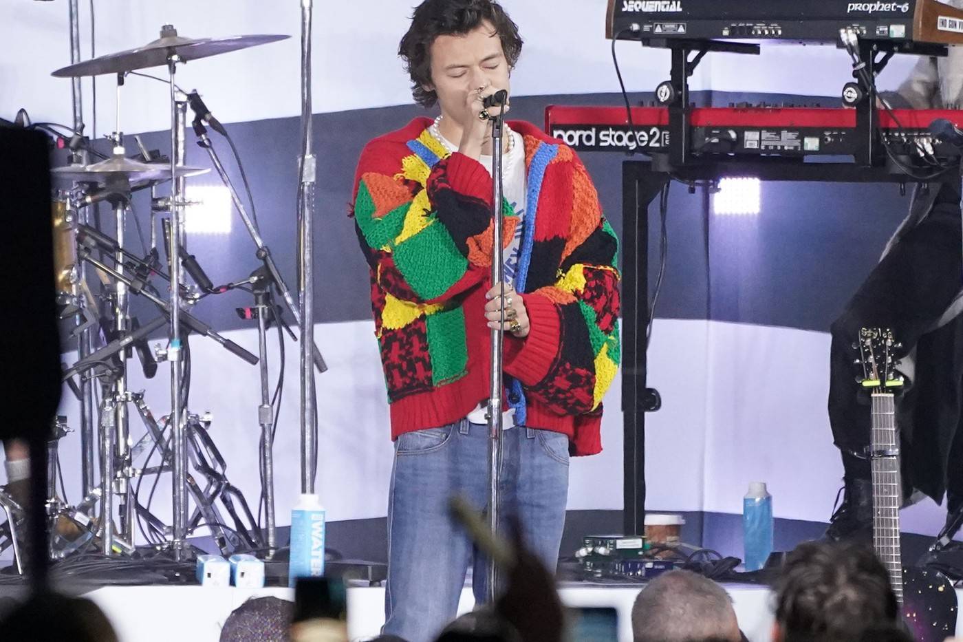 Harry Style在2月出席音樂會綵排時，穿著一件由多個色彩斑斕色塊組成的外套，突然在 Tiktok 爆紅。