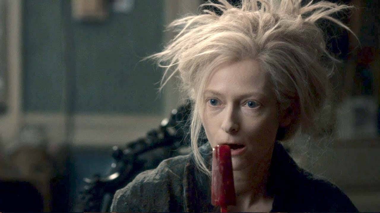 《噬血戀人》(2013) 扮吸血鬼也相當適合她那蒼白的外表。