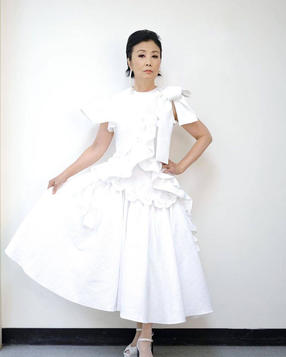 穿上全白 SHUSHU/TONG 晚裝的汪明荃格外有氣質。（Instagram @wang_liza）