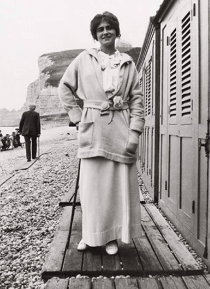 1913年，她於法國外灘穿上長裙，腰帶上繫著一朵山茶花，自此山茶花成為她的標記。
