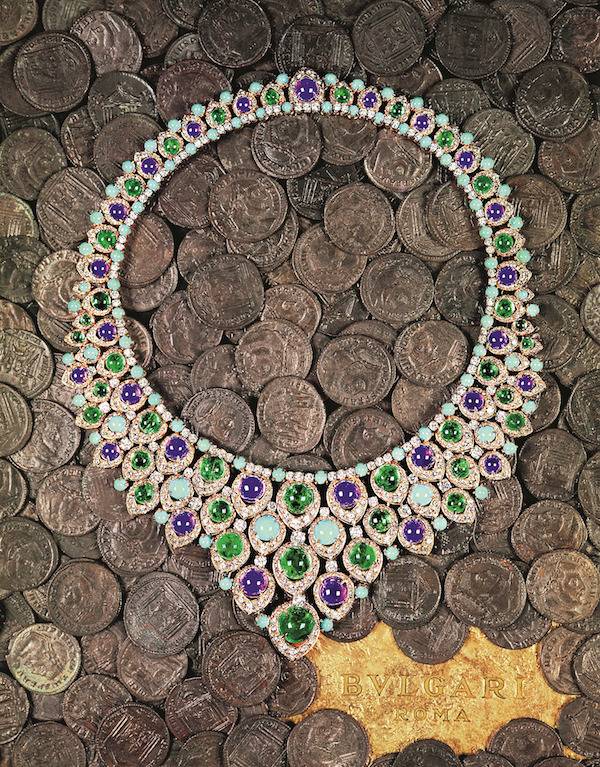 這條頸鏈是 Lyn Revson 最喜歡 的珠寶之一，耀眼的黃金，款式 活潑，可戴性高;精緻的凸圓形 切割寶石，將珍貴寶石(祖母綠、 鑽石)跟彩色寶石(紫水晶、綠 松石)配搭出令人驚艷的色彩效 果。這是品牌所倡導的顏色革命， 顛覆了珠寶設計的規則，也成為 了之後幾十年珠寶創作的分水嶺。
