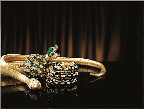 BVLGARI Serpenti 第一款作品可追溯至 20 世紀 40 年代後期，當時，品牌首次在蜿蜒的手鐲腕錶上重新詮釋「重生與革新」的古老蛇形象徵