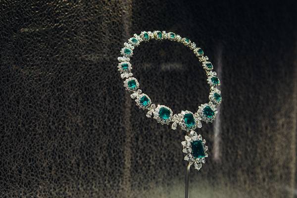 在 2011 年的佳士得伊利莎伯泰萊 的私人收藏品拍賣會當中，這條 頸鏈創下拍賣史上最高價值的珠 寶銷售紀錄。