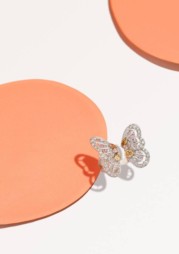 Monarch Butterfly 高級珠寶以艷彩橘鑽、粉紫鑽與綠色原鑽打造而成，靈感來自帝王蝶彩虹般的迷人色彩與多變姿態，其映照出的柔美光彩於肌膚上翩翩起舞。 