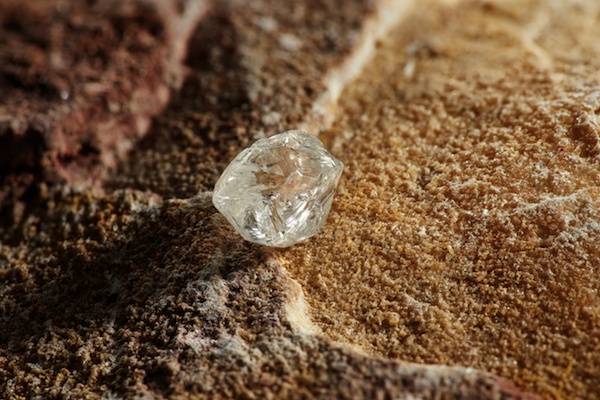 每一顆雋永燦耀的拋光De Beers鑽石，永遠源自於美麗的天然鑽石原石， 確保其生產皆符合道德標準，保 證來自非衝突礦區。