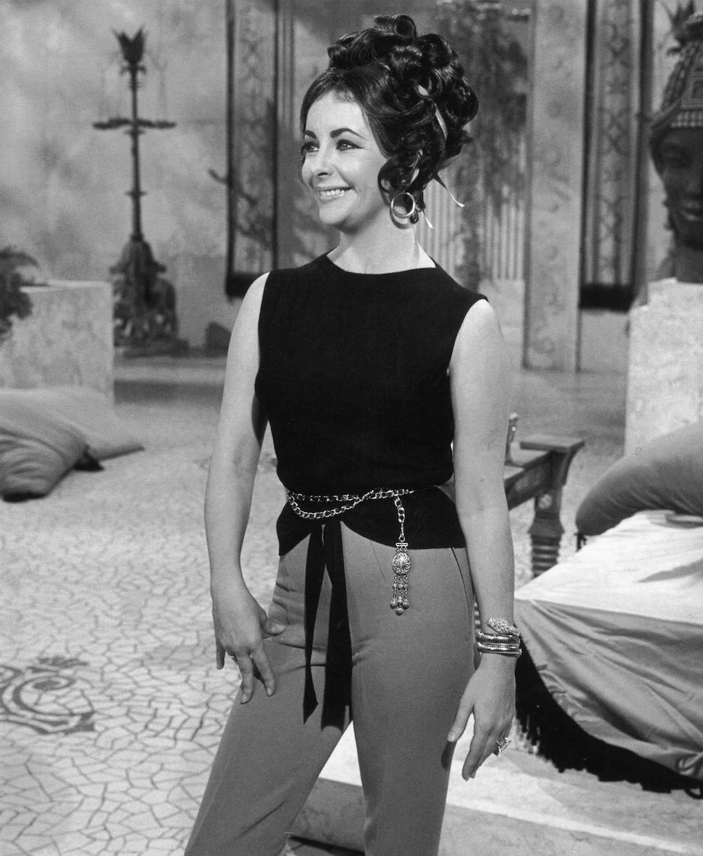 1962年伊莉莎白泰勒於「埃及艷后」的拍攝片場配戴Serpenti腕錶