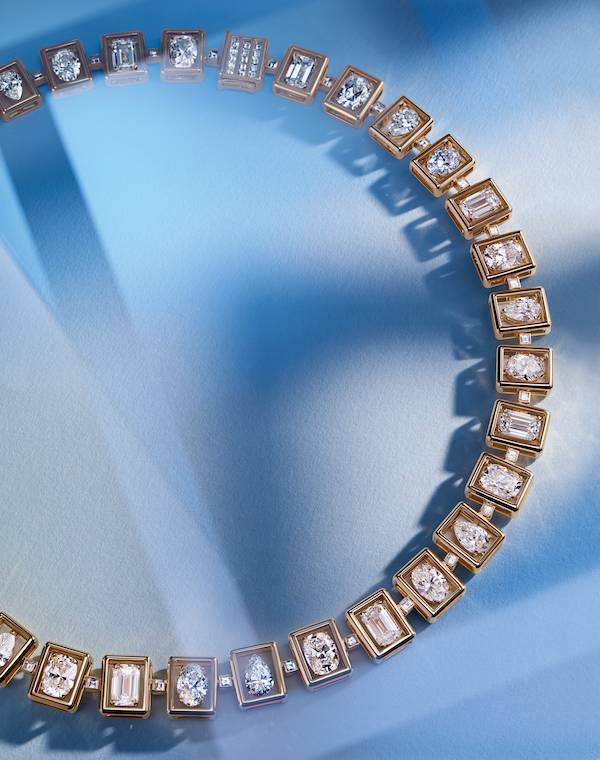 鑲嵌在「Tiffany Jewel Box」 系列中的每枚寶石均蘊藏著獨特的故事，自 2019 年起新採購每顆0.18 克拉以上獨立註冊鑽石，均 有「T&Co」序號鐳射蝕刻，提 供鑽石專屬的來源地區資料。