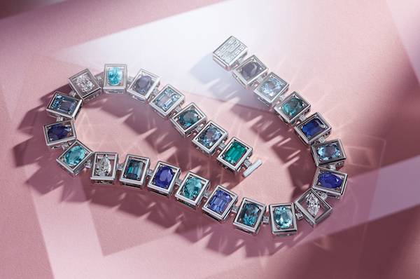 Tiffany&Co.高級珠寶 一直在世界各地搜羅奇珍寶石，開創了訂製珠寶的先 河。 海 藍 寶 石 (Aquamarine)的名稱源自拉丁語，意指海水，一顆閃閃發光的半透明寶石，由 藍到綠的色調讓人聯想起泛著柔 和藍光的海洋。