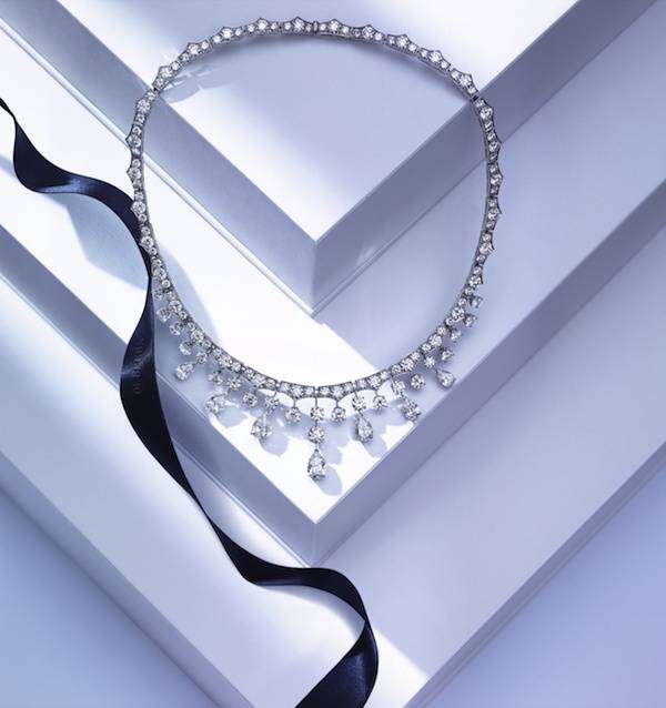 Phenomena Frost高級珠寶白金鑽石項鏈透過梨形切割和圓形明亮式切割鑽石的組合，展現了冰層的流動性和堅固性。 