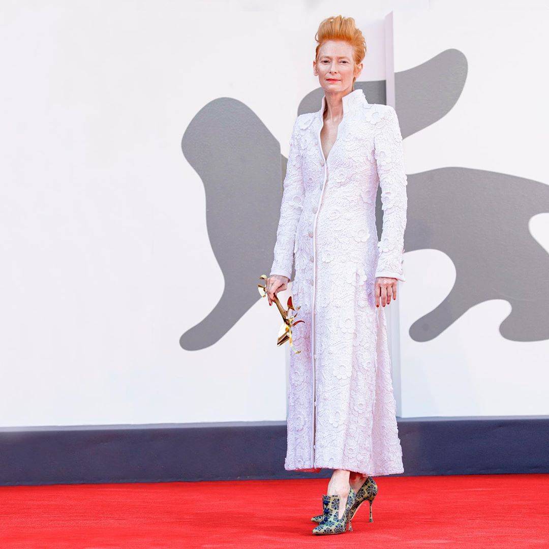 Tilda Swinton 身穿 Chanel 2020春夏高訂系列出席第77屆威尼斯電影節（圖片來源：Chanel）