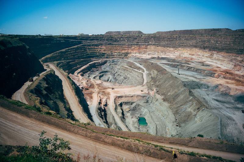 南非以出產彩鑽聞名，De Beers 有諸多精美絕倫的彩鑽皆來自於此。與南非不同，波札那的鑽石深埋於沙漠中，數百萬年來無人知曉。圖爲De Beers波札那的奧拉帕 （Orapa） 礦區。