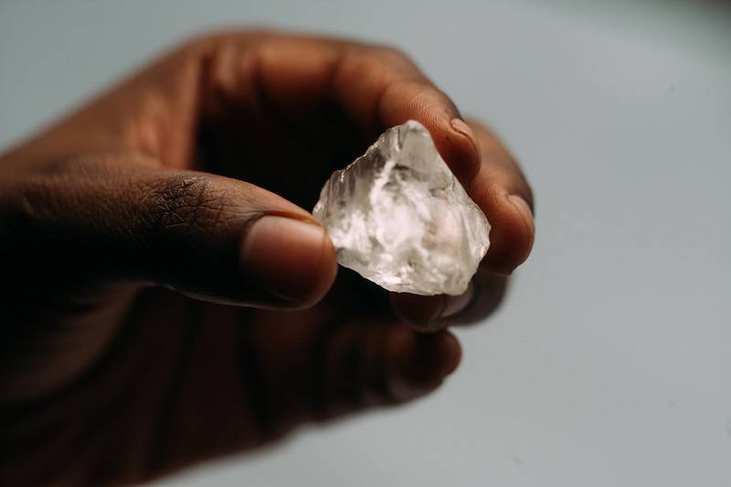 源自加拿大礦區開採，蒙有一層冰霜的鑽石原石。