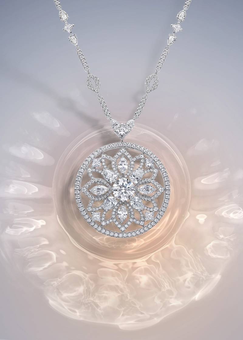 Flourishing Lotus高級珠寶白金鑽石圓牌項鏈奪目耀眼，向盛開的蓮花之美致敬。 