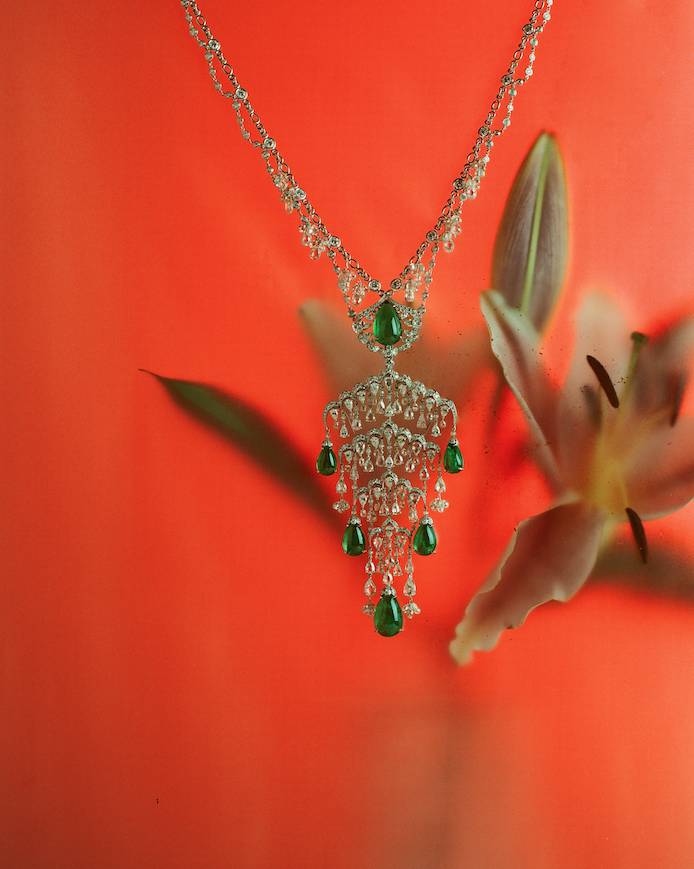 High Jewellery collection necklace in 18K white gold, cabochon emeralds and diamonds 