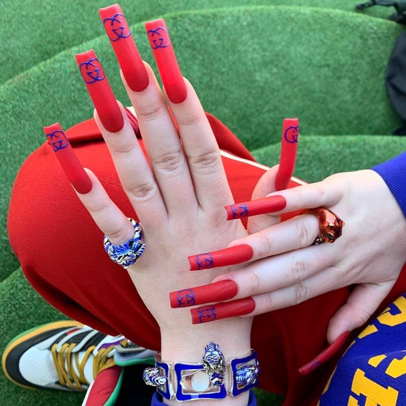 她特意配上品牌圖案的紅色指甲 Instagram@billieeilish