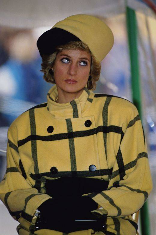 當年有人認為戴安娜王妃這身Escada格子外套搭Philip Somerville帽子太浮誇，她反擊道「這是80年代！」