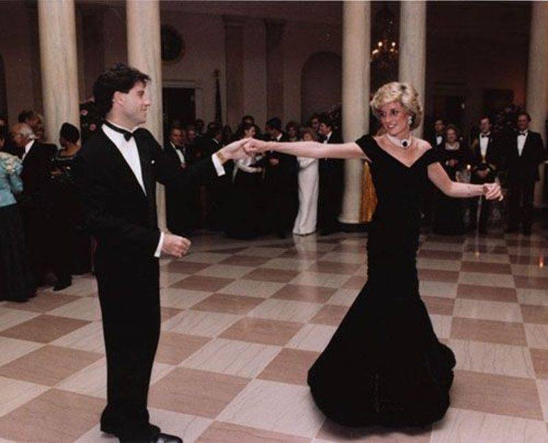 與荷里活影星John Travolta 共舞更成為經典一幕。這條Victor Edelstein設計的露肩晚裝在她逝世後以24萬英磅出售。