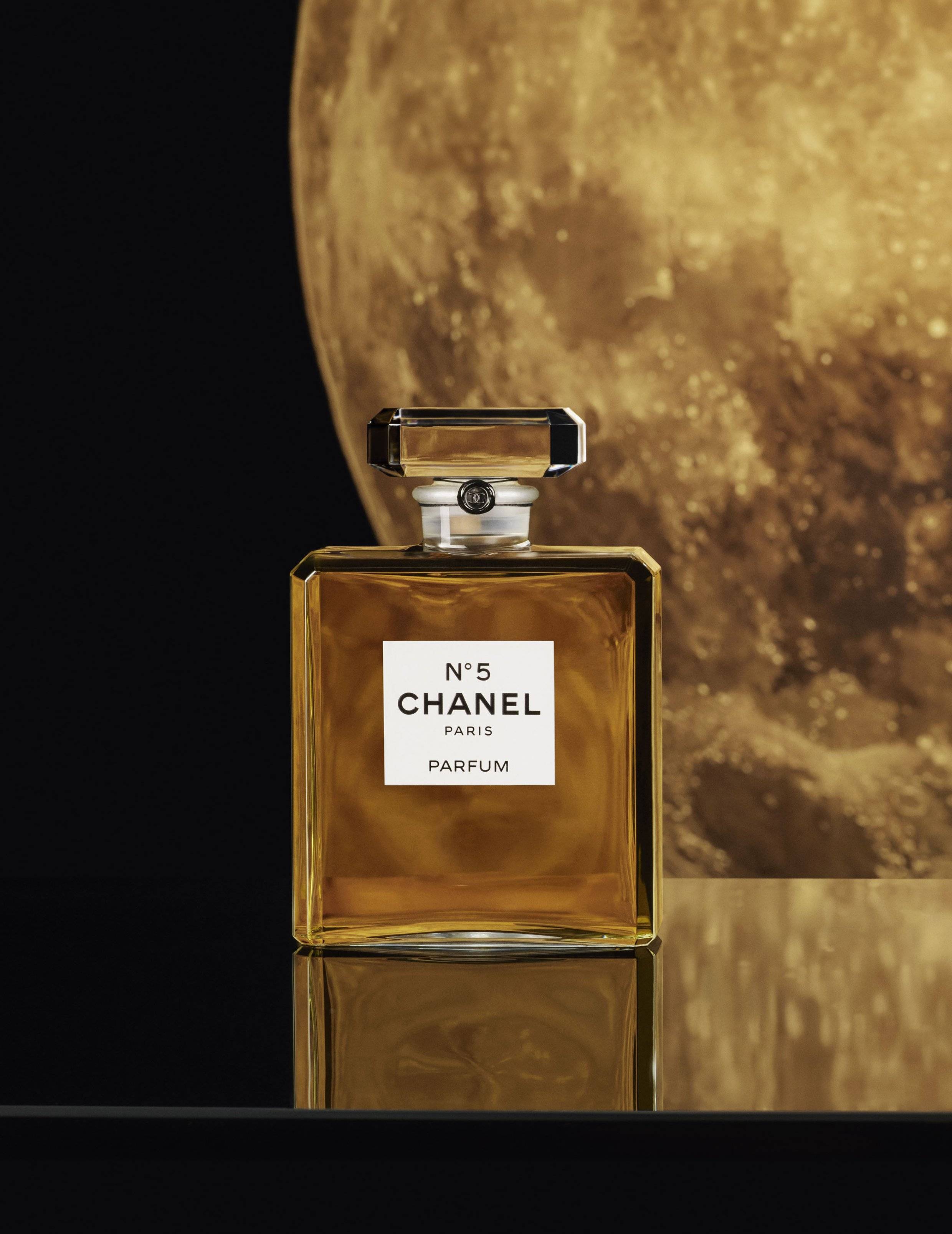 傳奇香水Chanel N°5新篇章：Marion Cotillard 漫舞月球暗藏的神秘寓意 | Wellness | Madame