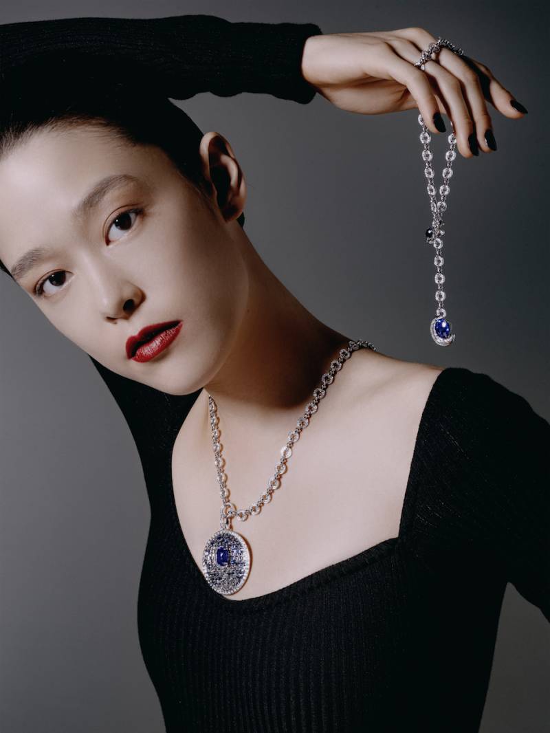 Lune bleue pendant with oval cut diamonds and diamonds in white gold setting；Lune bleue pendant with oval cut sapphire, sapphires and diamonds in white gold setting LOUIS VUITTON