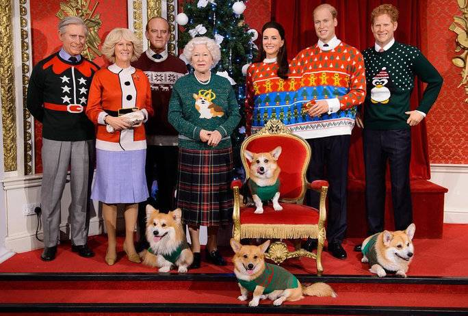 英國皇室成員有穿 Ugly Sweater 的蠟像作慈善用途。 Photo：IG@madametussauds