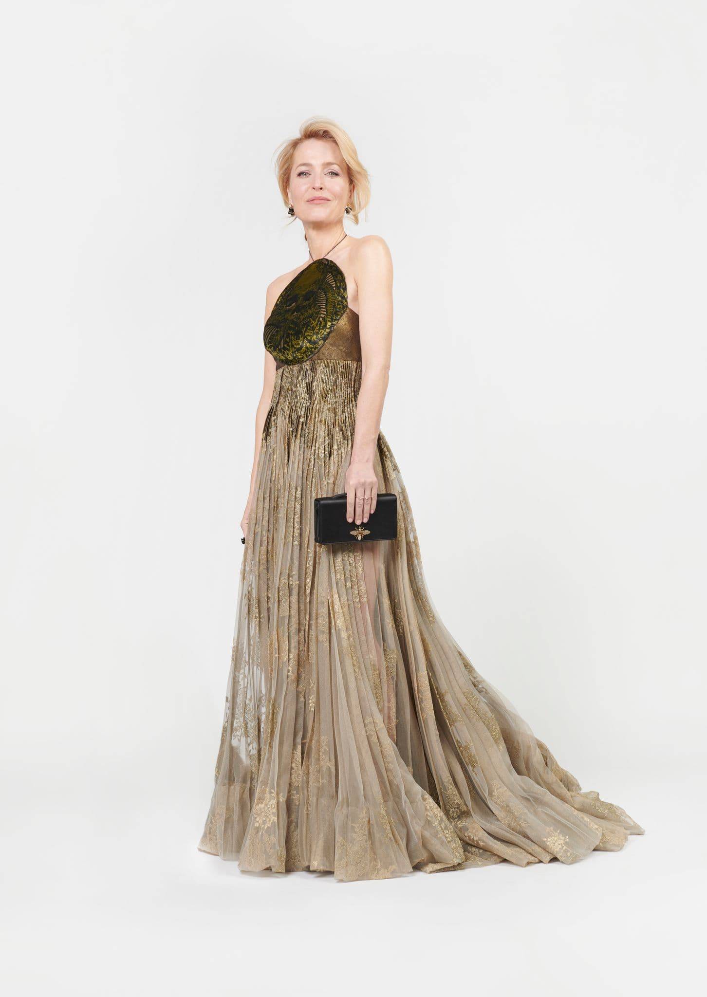 憑藉《王冠》（The Crown）奪得女配角的「戴卓爾夫人」Gillian Anderson穿的同樣是來自Dior的晚禮服。