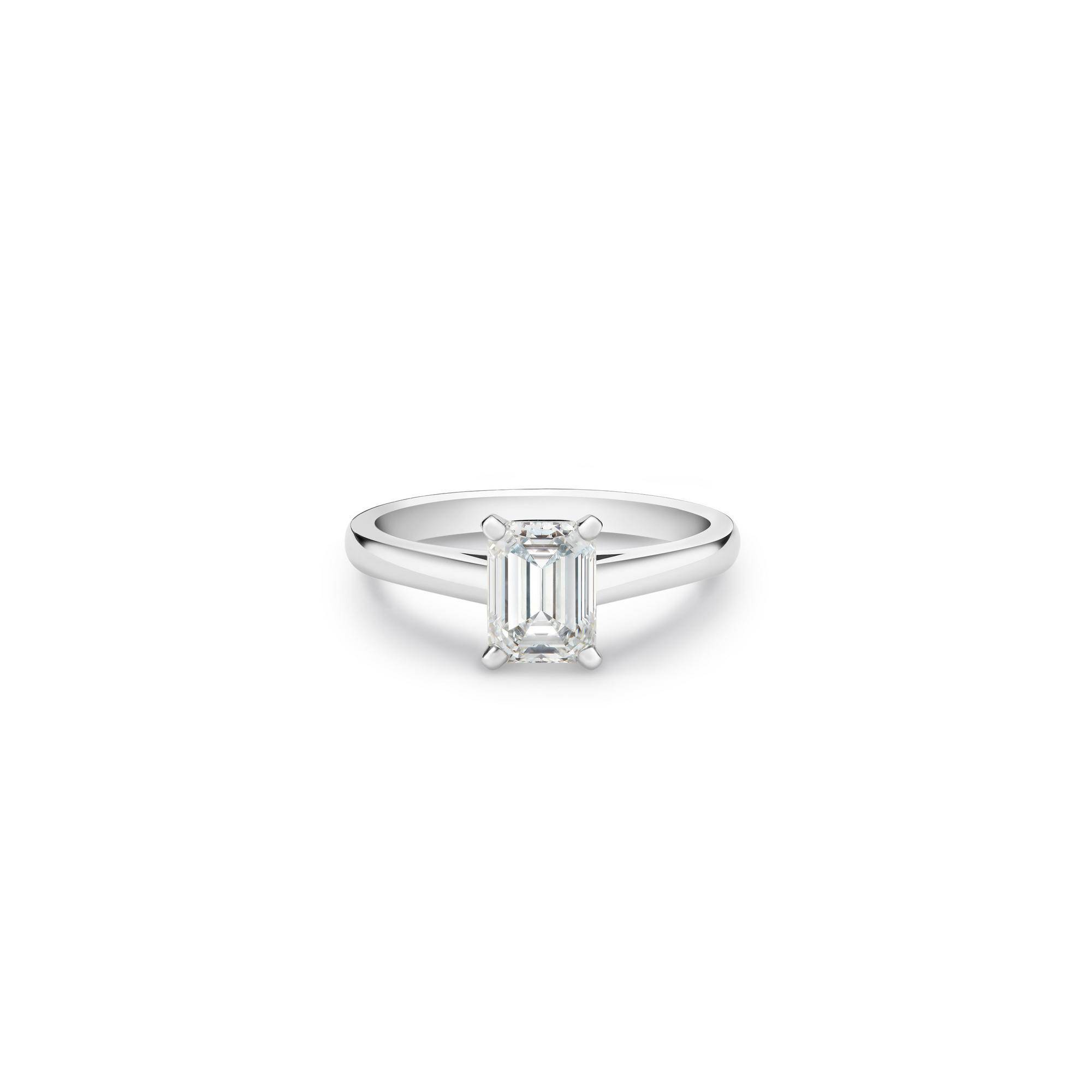 DB Classic鉑金祖母綠式鑽石戒指，中央主鑽由1卡起。HK$89,000起