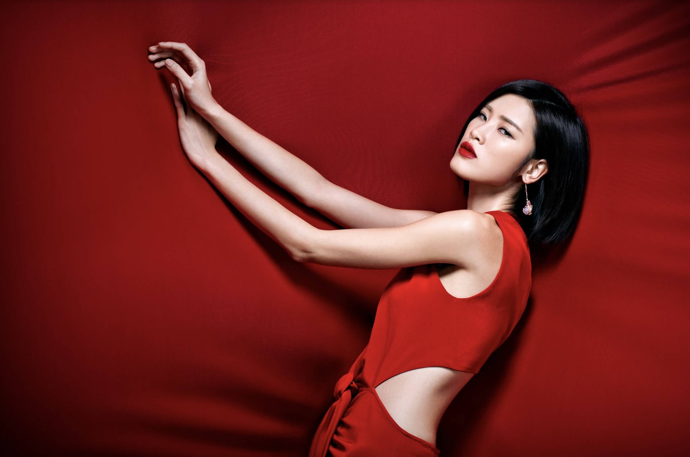 陳蕾為Royan Jade拍攝廣告，一抺紅色，你又感受到怎樣的心情。