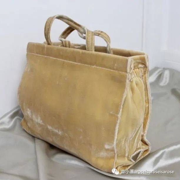 1998年的vintage Prada 黃絲絨tote bag（圖片來源：aroseisaroseisarose Wechat）