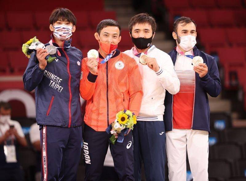 運動員一起站在金牌頒獎台合照時，仍必須戴口罩（圖片來源：台灣體育署）