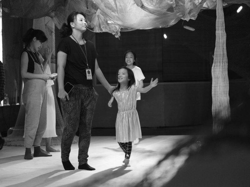 左涵潔跟女兒一起進寶寶劇場工作。（圖片來源：）由受訪者提供