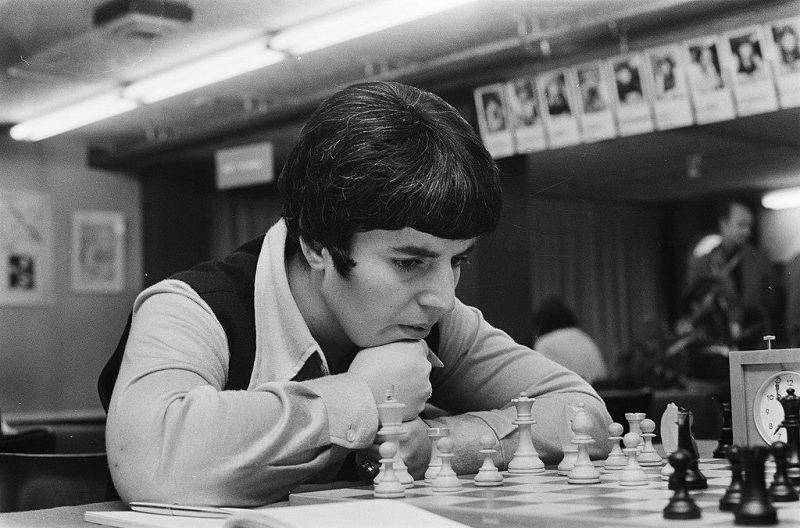 現實中Nona Gaprindashvili已經跟 59 位男性棋手對戰過。（圖片來源：）Hans Peters/Dutch National Archives