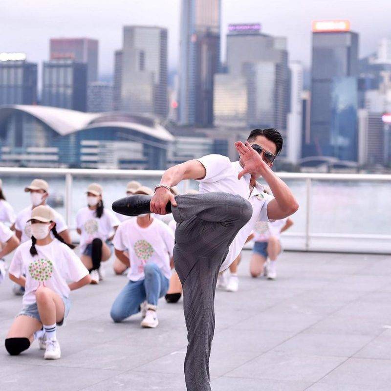 去年郭富城在慈善演唱中以一身白色Polo Tee加灰色西裝褲示人，勁歌熱舞令人喝采！（圖片來源：ig ＠aaronkwokxx）