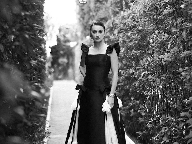 彭妮露古絲身穿的黑色長裙，內配點綴著花瓣褶皺的天然色絲綢薄紗襯裙，來自2021/22秋冬高級訂系列第34 個造型，需要300 小時製作。（圖片來源：chanel）