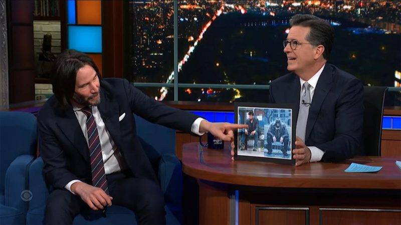 奇洛李維斯在節目中回應meme圖（圖片來源：電視節目《The Late Show with Stephen Colbert》截圖）