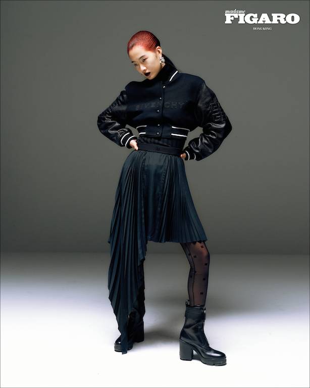 Jacket With Givenchy Logo Patches, Short Sleeve Turtleneck Top, 4G Leggings, Removable Collar, Pleated Skirt, Stretch Tulle Tube, Boot In Leather With 4G Buckle, Silvery Earrings（圖片來源：MFHK）