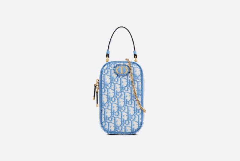這款手機收納袋是2022 度假系列，雖然是上季產品，但以矢車菊藍Dior Oblique提花製成的高雅設計還是讓人很心動阿！（圖片來源：DIOR）