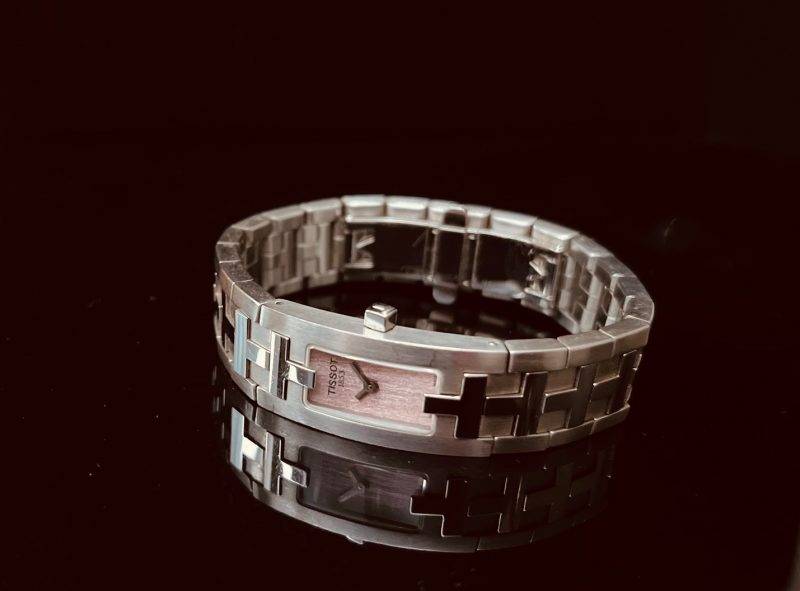 我第一枚送給媽媽的腕錶，是十多年前購自瑞士的Tissot，手鐲形的設計有別於今天Tissot女裝錶的風格，個人認為此款腕錶停產是頗為可惜。（圖片來源：筆者提供）